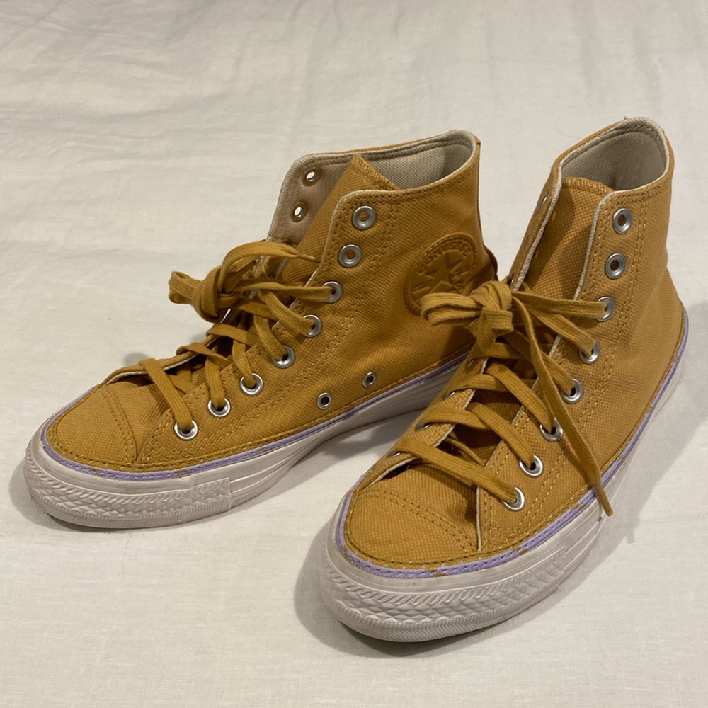 Gold Converse Chuck Taylor Aa Stars Sz 8.5. Great condition